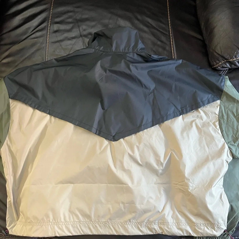 Women’s Nike Black and Green Windbreaker Jacket - Picture 7 of 7